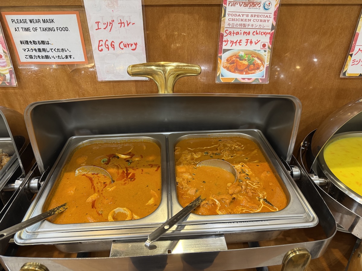 左からエッグ、サタイモチキン