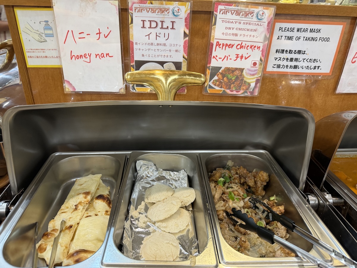 “右からハニーナン、イドリ、ペッパーチキン"